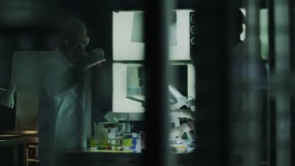 Researchers working in laboratory facility — Stock Video