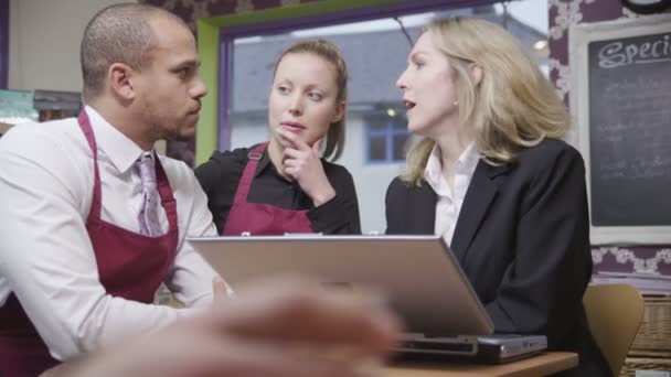 Travailleurs attractifs café hommes et femmes discuter du travail avec leur gestionnaire 