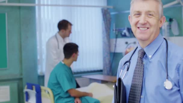 Retrato del médico sonriente en una sala de hospital — Vídeos de Stock