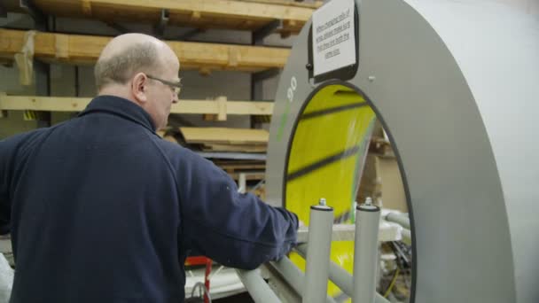 Operador que utiliza uma máquina de embalagem para preparar mercadorias para entrega — Vídeo de Stock