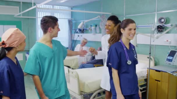Улыбающаяся медицинская команда в палате больницы — стоковое видео