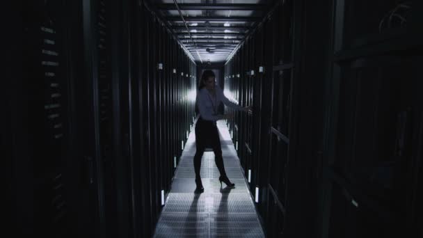 Het ingenieurs werken in een datacenter — Stockvideo