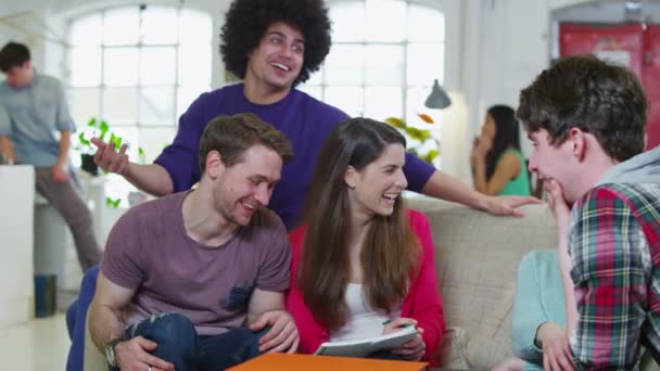 Šťastný skupina studentů studujících společně v jejich společné ubytování — Stock video