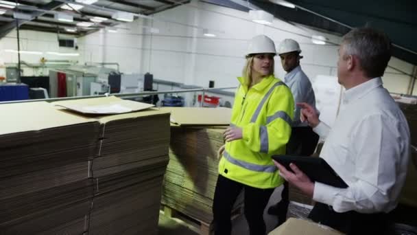 Gestionnaire d'entrepôt mature et personnel vérifiant les niveaux de stock et l'inventaire 