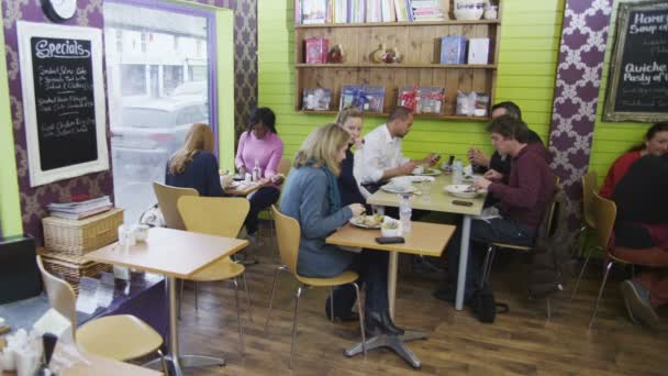 Café gäster äta och prata tillsammans. — Stockvideo