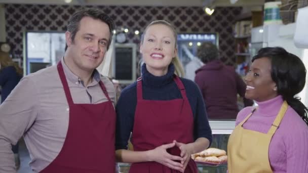 Portret van gelukkig mannelijke en vrouwelijke werknemers in een café of kruidenier en supermarkt — Stockvideo