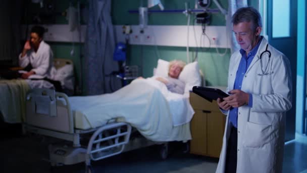 Médecin avec tablette informatique — Video