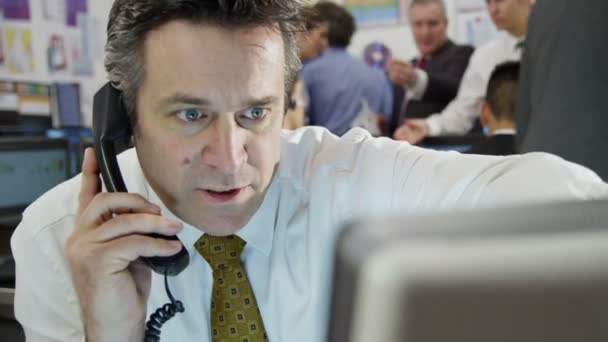 trader du marché fait affaire par téléphone 