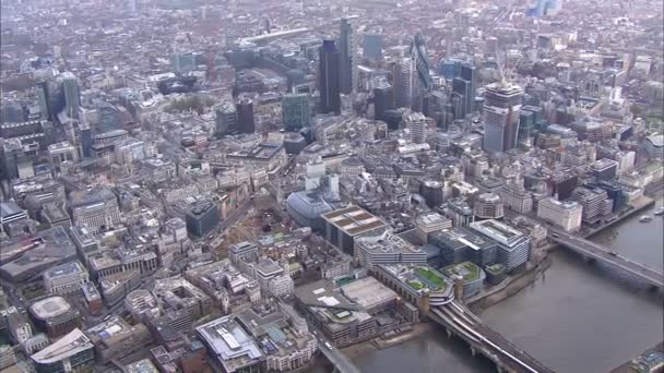伦敦金融城和泰晤士河畔之上的全景鸟瞰图 — 图库视频影像