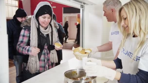 Sopa de cocina voluntarios ayudan a alimentar a las personas sin hogar — Vídeo de stock