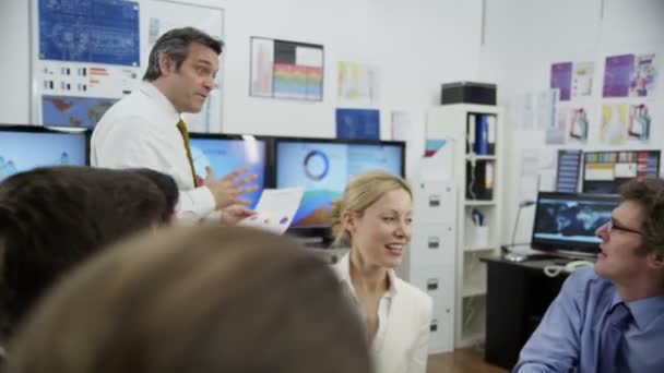 Equipe de profissionais e clientes que têm meetin — Vídeo de Stock