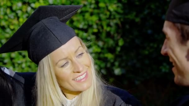 Grupp vänner på graduation dagen — Stockvideo