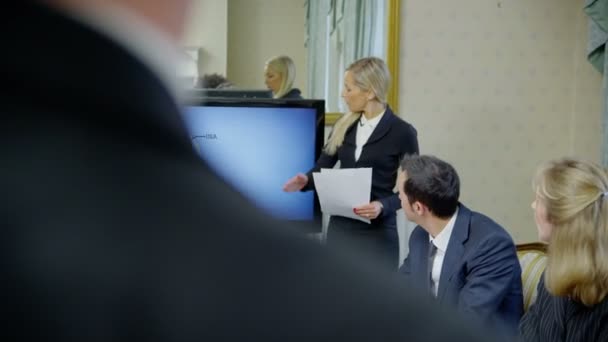 Affärsmän som sitter runt konferensbord — Stockvideo