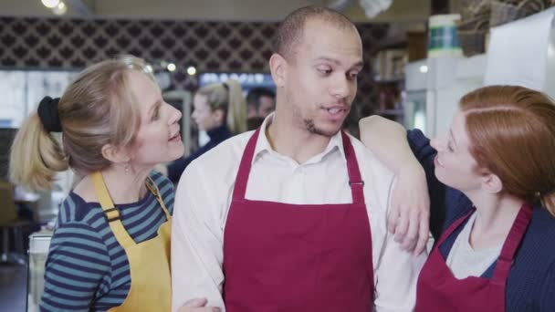 Porträt glücklicher männlicher und weiblicher Arbeiter in einem Café oder Lebensmittelgeschäft — Stockvideo