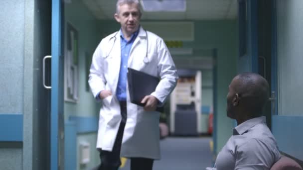 Людина в лікарні дає погані новини від лікаря — стокове відео