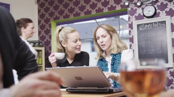 Mulheres de negócios atraentes em reunião casual em uma cafeteria — Vídeo de Stock