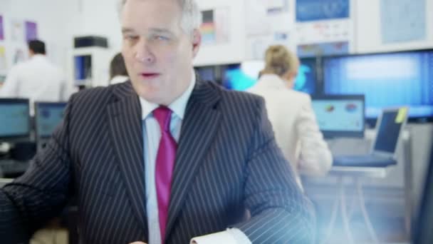 Négociant du marché travaillant au bureau 