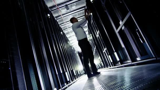 Mensen die werkzaam zijn in datacenter — Stockvideo