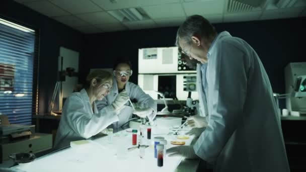 Equipe de pesquisa médica trabalhando em laboratório — Vídeo de Stock