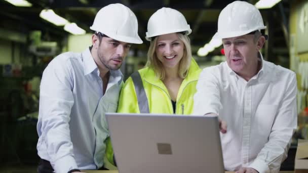 Arbeiter in einem Lager mit einem Laptop bereiten Waren für die Auslieferung vor — Stockvideo