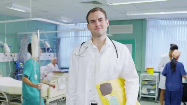 Smiling male doctor on hospital ward — Stock Video