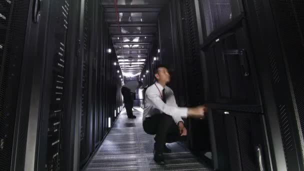 Drie werknemers in datacenter — Stockvideo