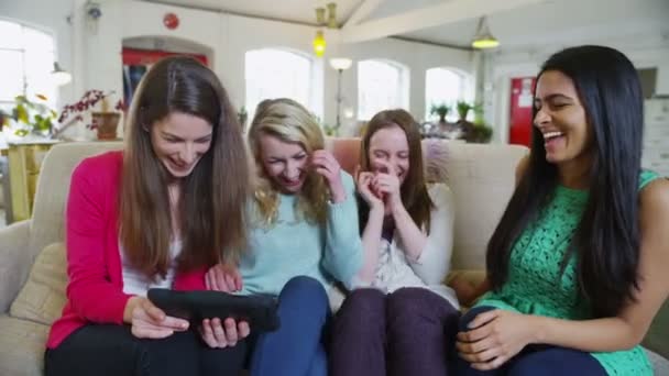 Happy casual young female friends listening to music on a tablet computer — Stock Video