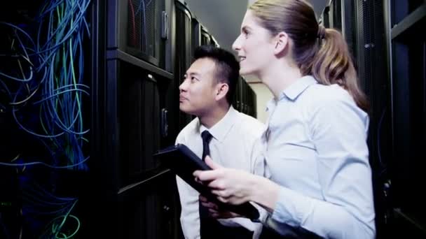 Les ingénieurs informatiques discutent ensemble 