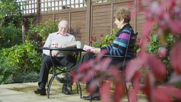 Paar sitzt im Garten — Stockvideo