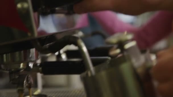 Primo piano di una macchina da caffè e barista donna al servizio dei clienti — Video Stock