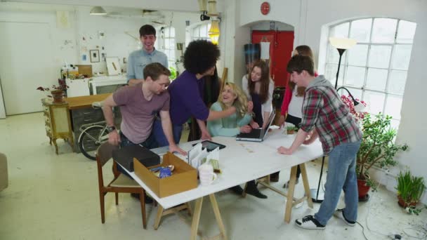 Zróżnicowaną grupę młodych studentów pracujących razem nad projektem — Wideo stockowe