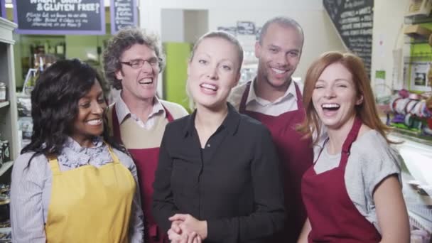 Retrato de uma equipe feliz de trabalhadores em uma loja de iguarias ou alimentos integrais — Vídeo de Stock