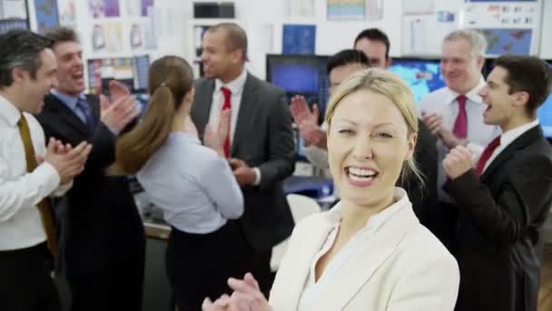 Üzleti csapat ünnepli sikeres üzleti vállalkozás — Stock videók