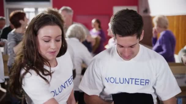 Благодійні волонтери, які сортують пожертвувані товари — стокове відео