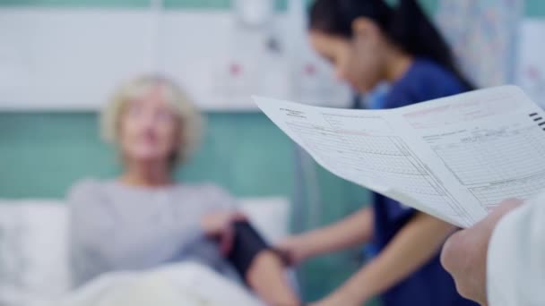 Equipe médica ao lado do leito do paciente — Vídeo de Stock