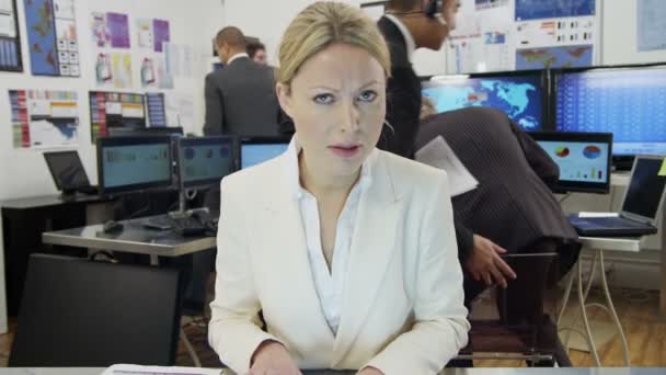 Belle femme d'affaires prend une conférence téléphonique 