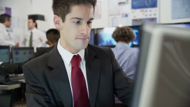 Négociant du marché travaillant au bureau 