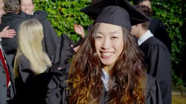 Kvinnliga akademiker på graduation dagen — Stockvideo