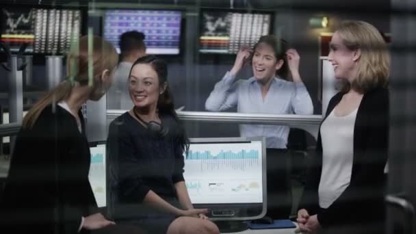 Tým finančních obchodníků si přestávku — Stock video