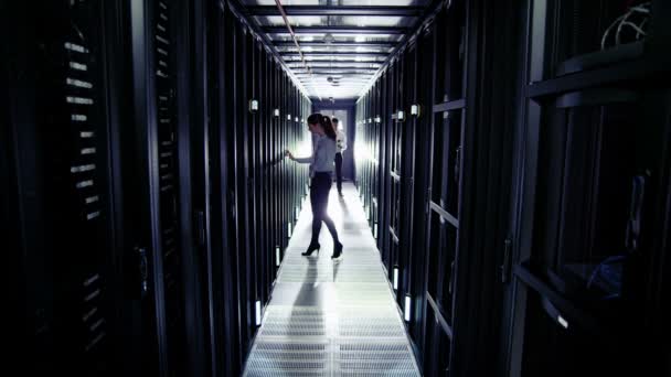 Ingénieurs informatiques travaillant dans un centre de données 