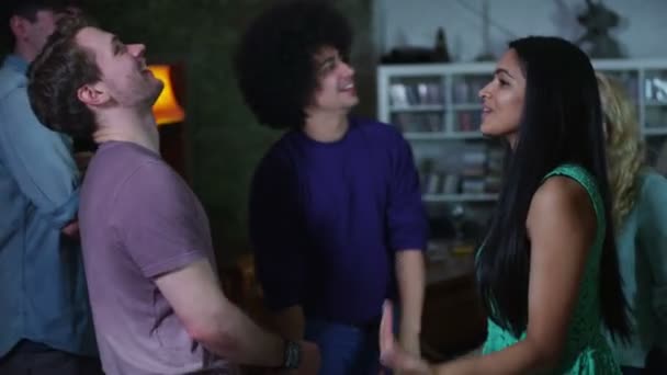 Gelukkig en zorgeloze groep van jonge vrienden dansen en flirten op een house party — Stockvideo