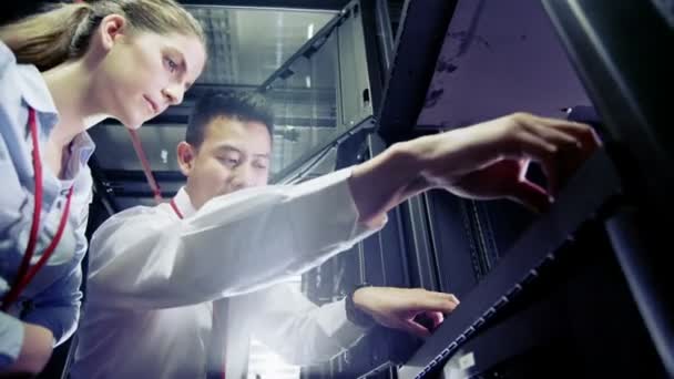 Engenheiros de TI trabalhando em um data center — Vídeo de Stock