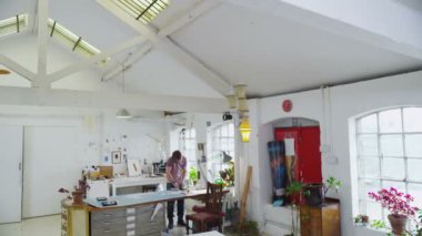 casual genç adam modern loft tarzı dairesinde evden çalışma