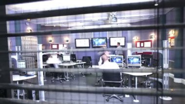 güvenlik personeli ekranları izlemek