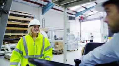 erkek forklift kamyon şoförü bir kadın işçi ele geçirmek için shift ulaşan