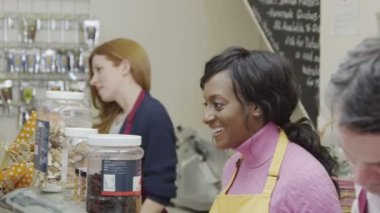 dostça Şarküteri peynir sayaç bir gülümseme ile müşterilerine hizmet personel