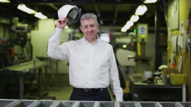 bir dost, olgun erkek depo işçisi portresi