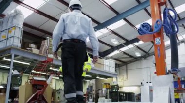 kadın işçi ambar yönergeleri müdürlerini alır.