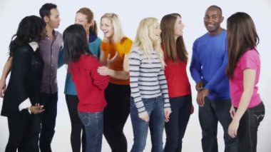 çok etnik insanlar birlikte duruyor