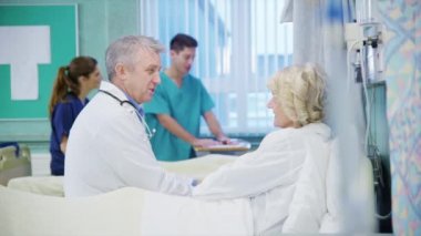 Doktor sağlık personeli kontrol